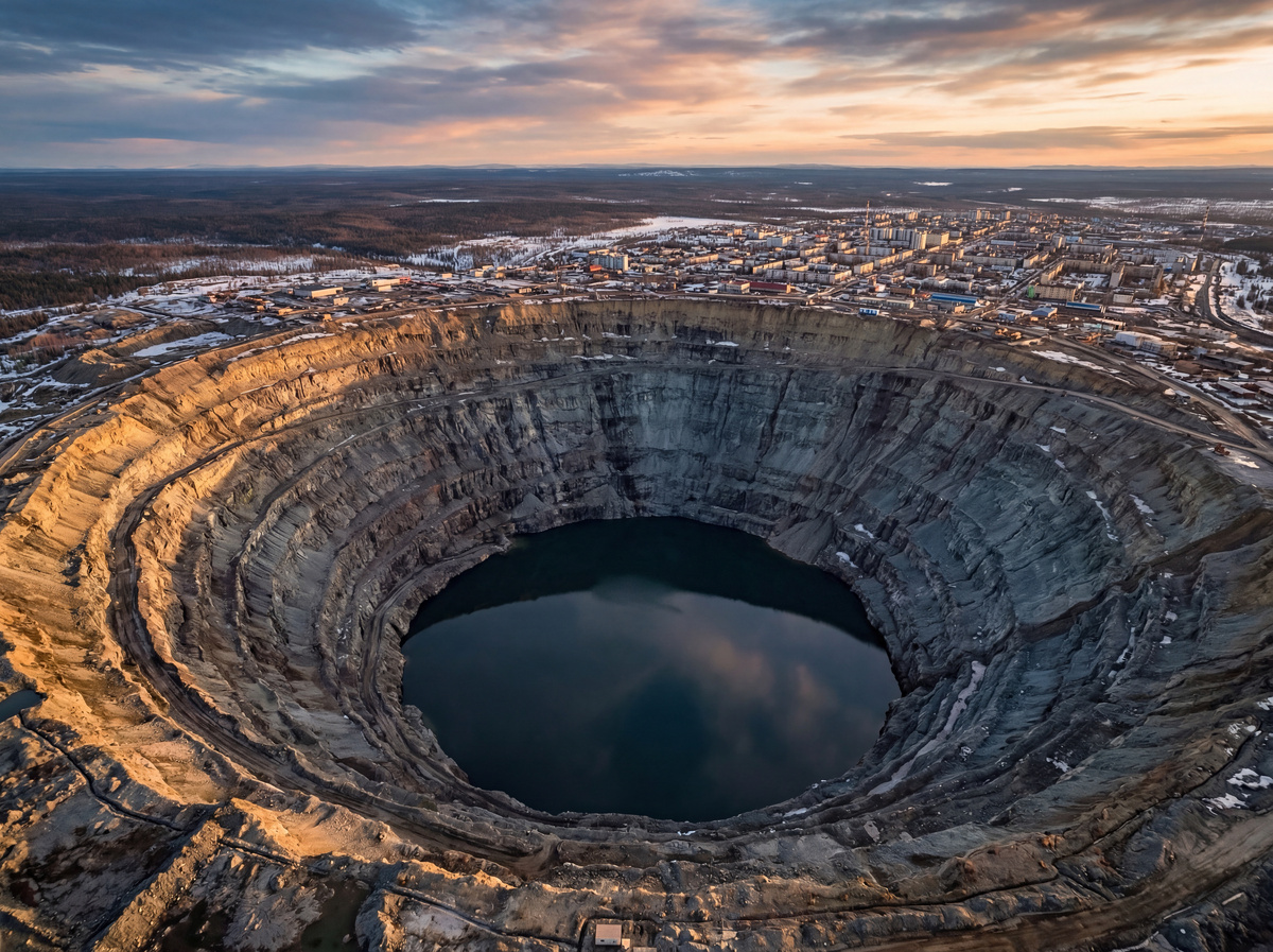 «Мир» — кимберлитовая трубка, коренное месторождение алмазов в Якутии, открытое в 1955 году.