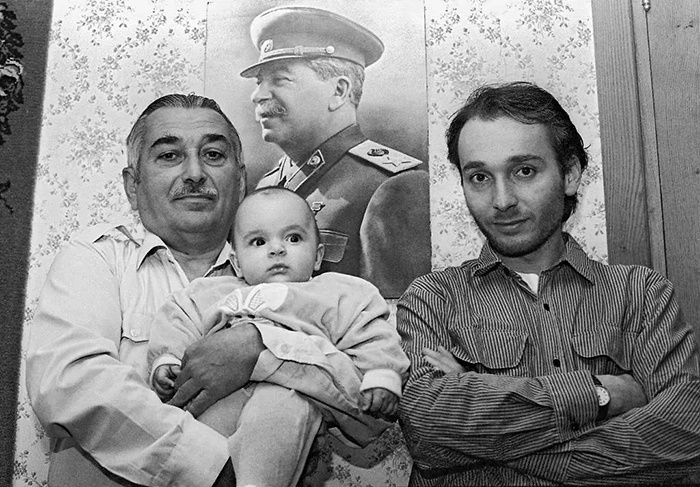 "Дура, не лезь!" Как сложились судьбы внуков Сталина, которых он при жизни почти не замечал