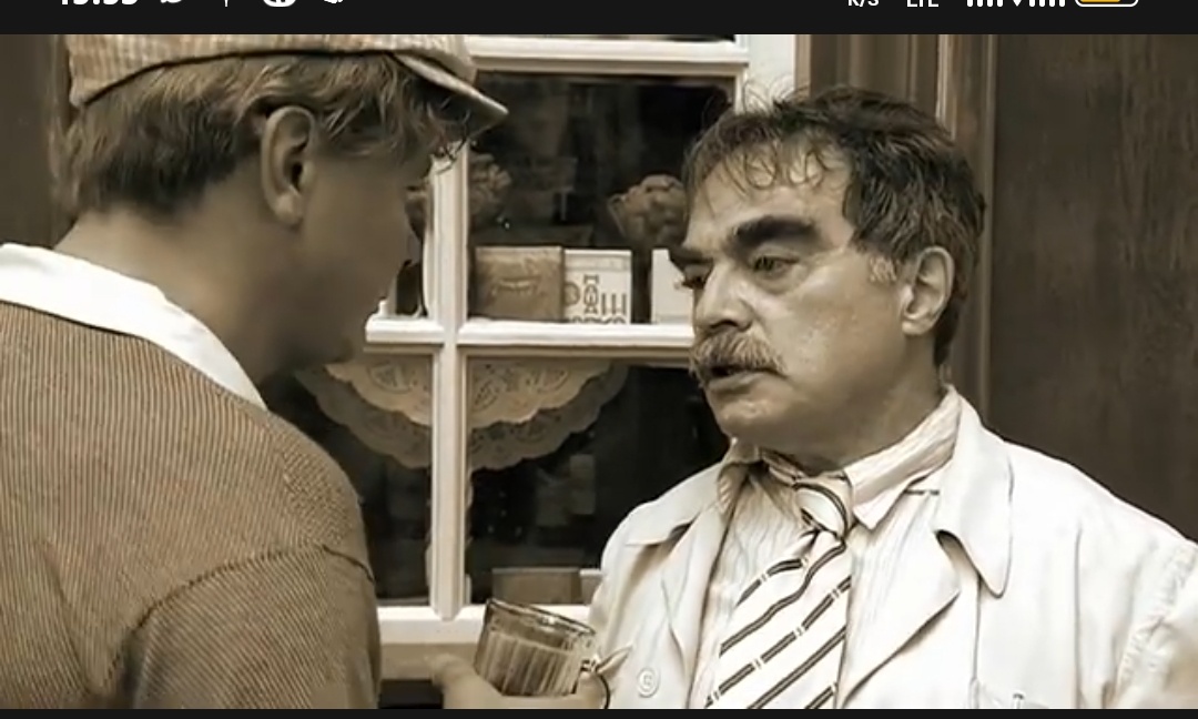 Момент, когда в спор вступает невидимый суфлёр. Кто на самом деле подбирает слова для этого диалога?