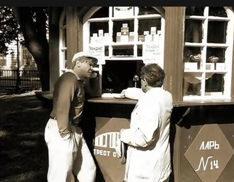 Тот самый час небывало жаркого заката. Спор, который начался у пивного ларька, и не закончится ещё долго.