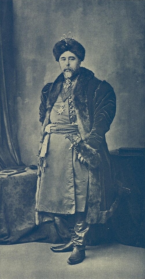 На костюмированном балу 1903 года