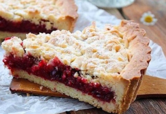 Вишневый пирог «Три стакана» (с хрустящей шапкой)