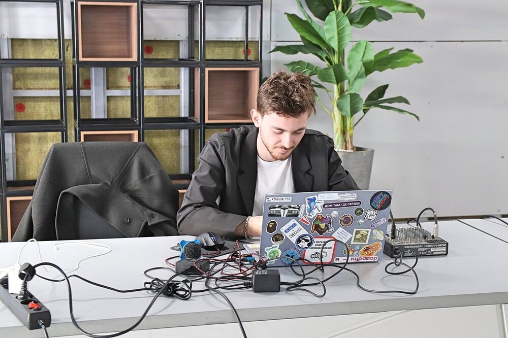 Музыкальное сопровождение от диджея довольно хорошо воспринимать на слух.