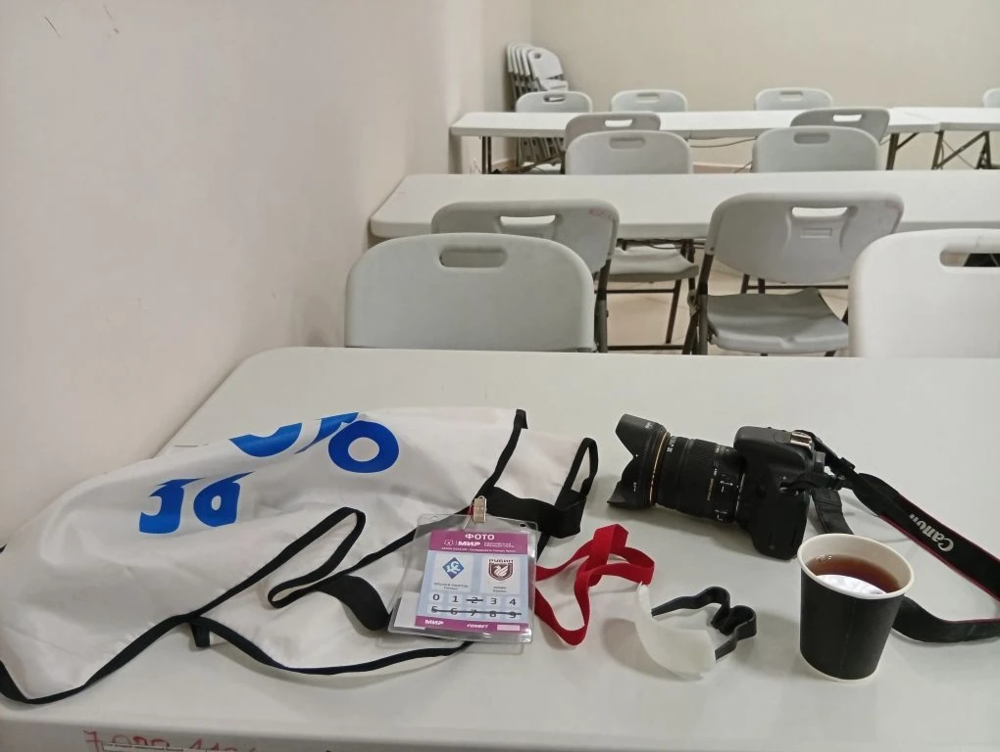 
Перед тем как подняться на 4-й этаж стадиона в рабочей комнате СМИ  успел выпить чаю.