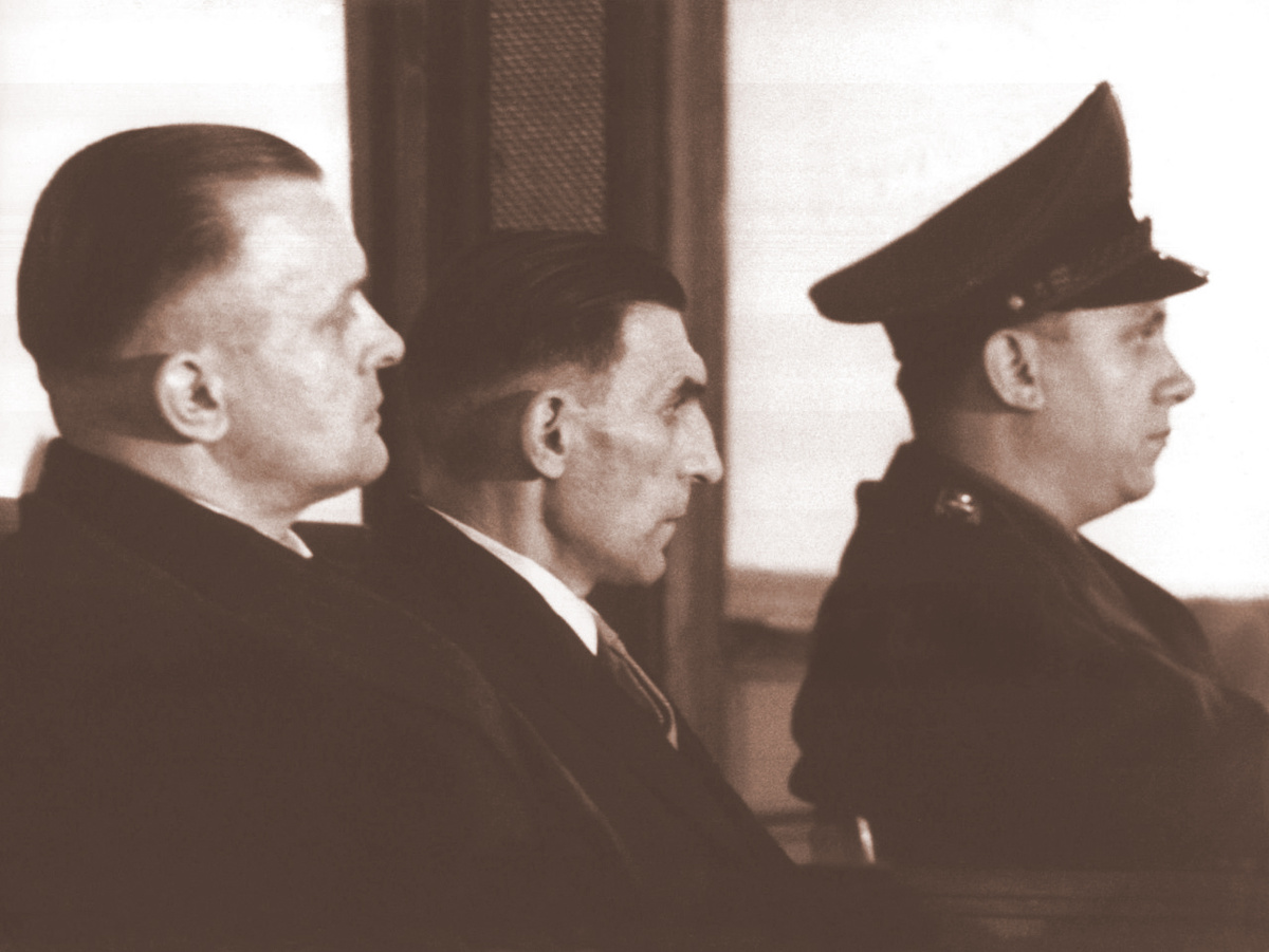 Слева на первом плане Вильгельм Шуберт, в центре за полицеским – Густав Зорге на процессе в Бонне в 1958 г.