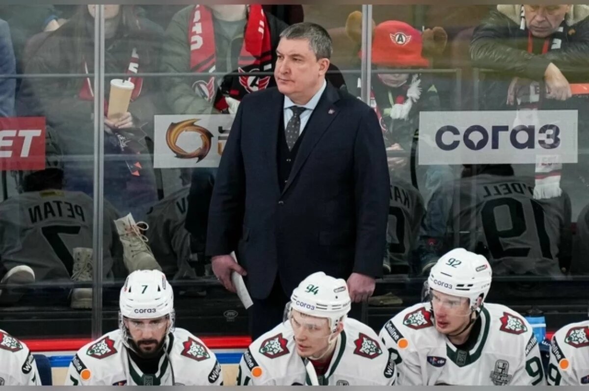    Накануне старта раис РТ Рустам Минниханов встретился с хоккеистами, пошутил о своей «нефартовости» и вручил награду главному тренеру.