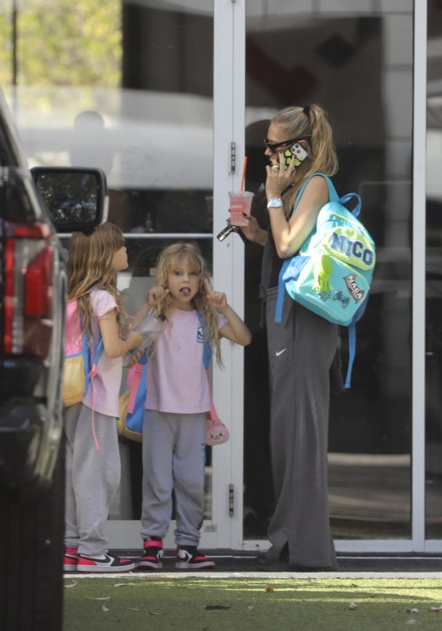    Анна Курникова с дочерьми. Фото: 305shock / BACKGRID