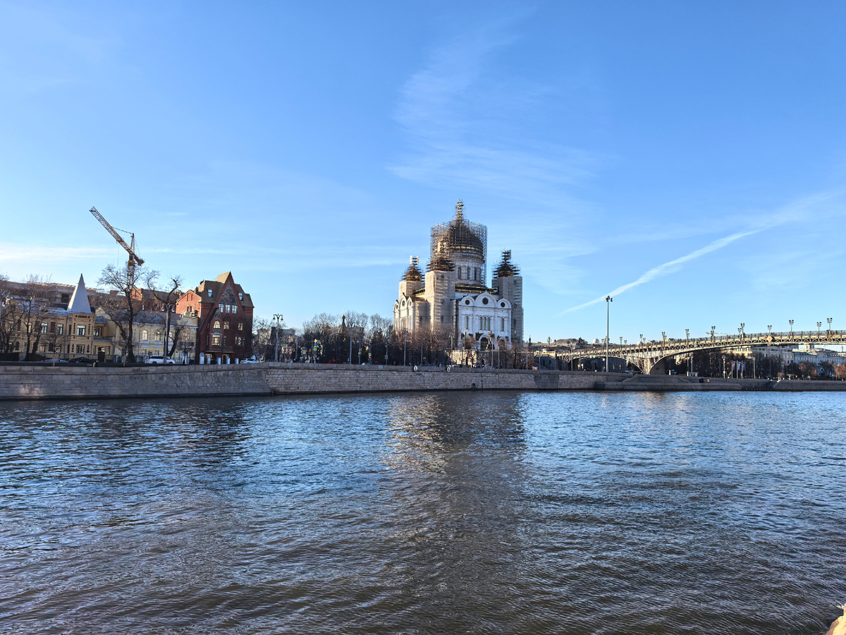 Вид от здания «Красного Октября» на Храм Христа Спасителя.