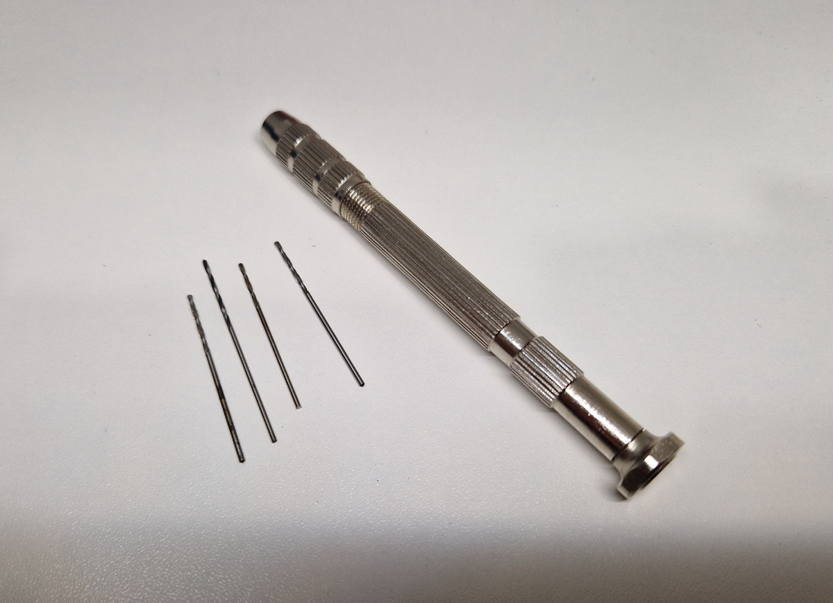 Мини-дрель с набором свёрл