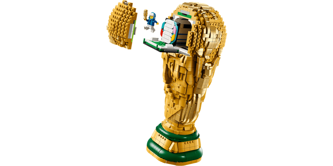 Трофей Кубка Мира по футболу из конструктора Лего в масштабе 1 к 1