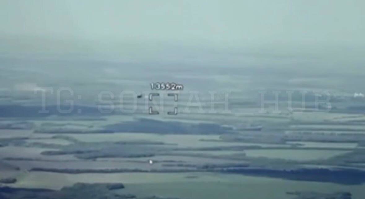 Кадры пролета истрибителя СУ-35 в объективе украинского дрона