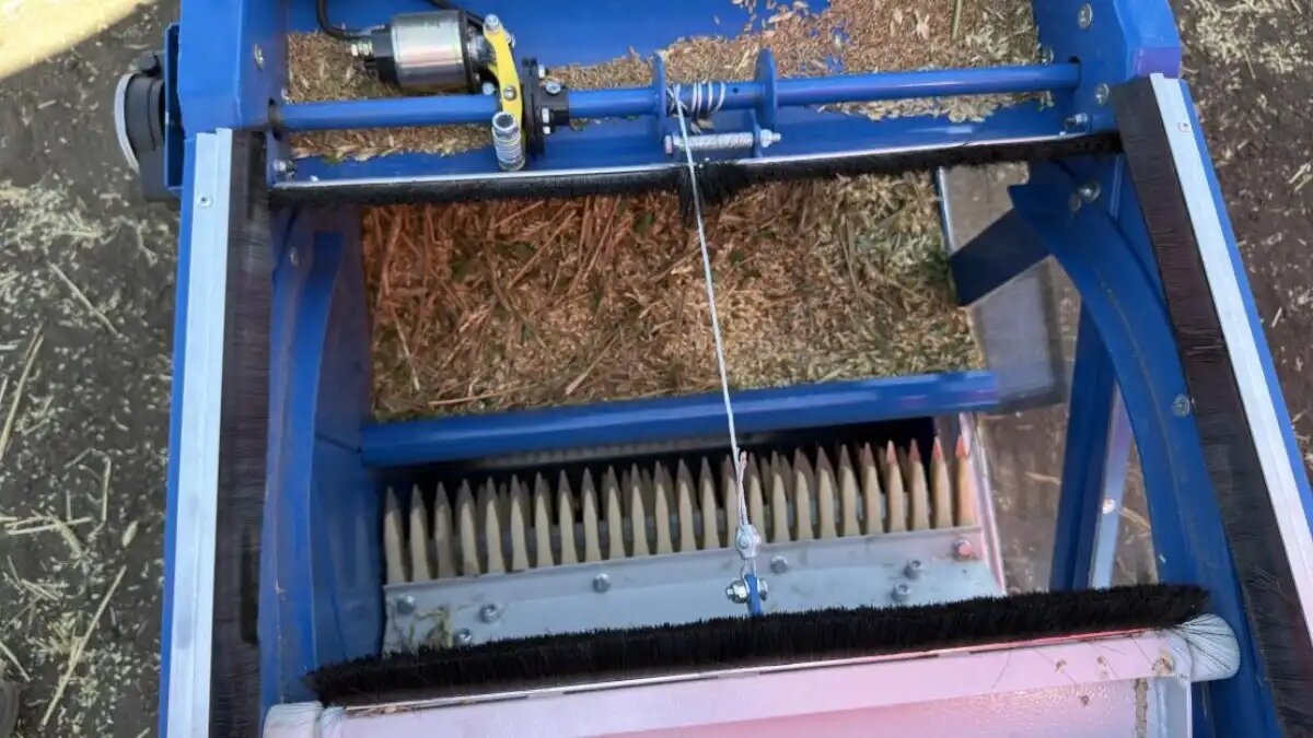 Фото: news.donstu.ru / пресс-служба ДГТУ
В технологии уборки заложен новый принцип низкоэнергоемкого выделения зерна из колоса