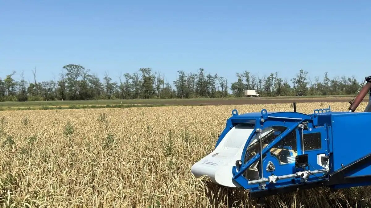 Фото: news.donstu.ru / пресс-служба ДГТУ
Новая зерноуборочная машина ДГТУ в поле