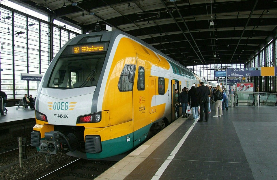    Bild: в ФРГ пассажирский поезд наехал на оставленные на путях бетонные плиты GLOBAL LOOK PRESS