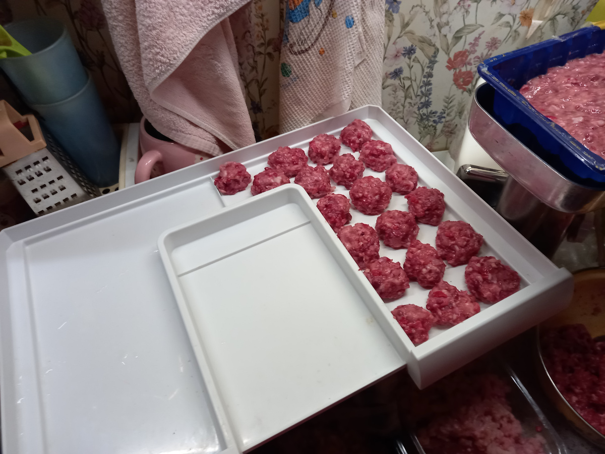 У меня в морозилке есть специальный поддон для быстрой заморозки