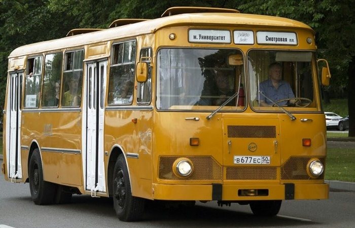 Автобусов вечно не хватало. /Фото: YouTube.com.