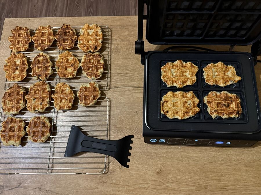 в процессе - вафли выпекаю произвольной формы, если добавить теста побольше будут прямоугольные ;)