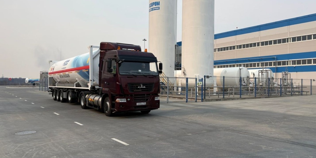 От Питера до Владивостока: история первого магистрального тягача МАЗ на СПГ, покоряющего российские дороги