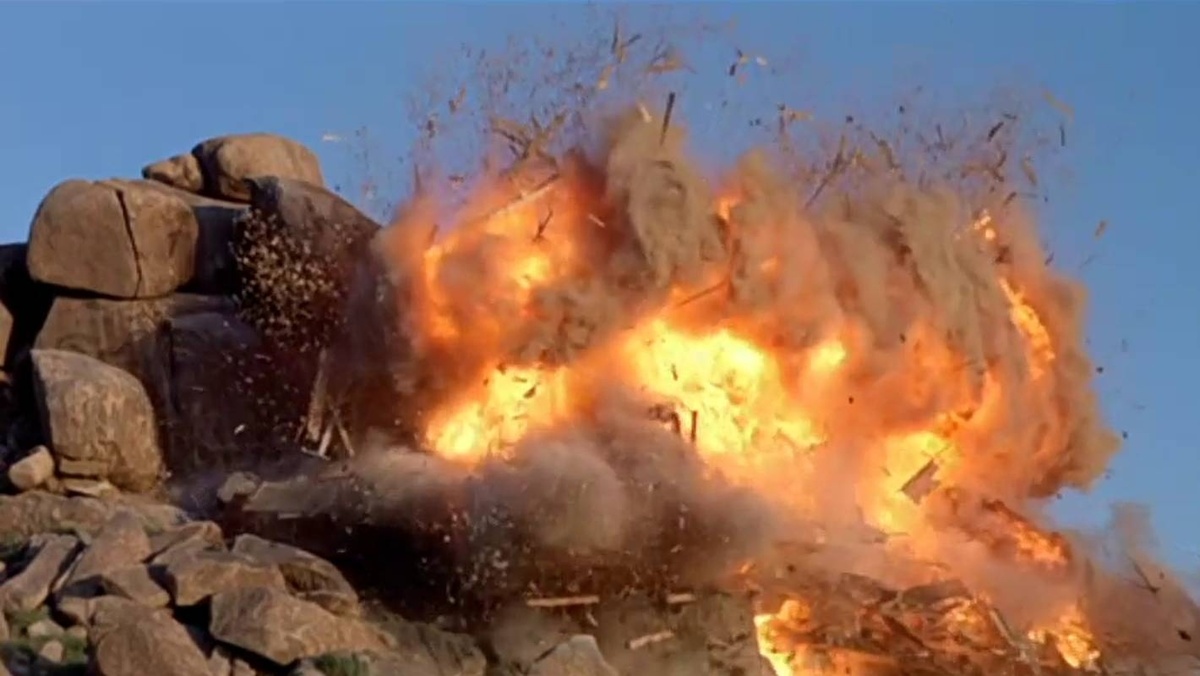     Взрыв   
Цитата из х/ф «Забриски пойнт». Реж. Микеланджело Антониони. 1970. США, Италия