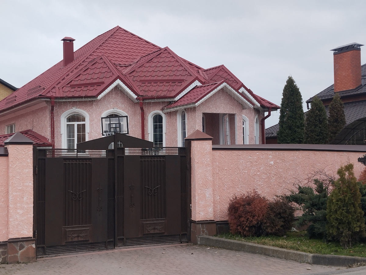 Розовый домик с пряничной крыше ( по улице Счастливой)