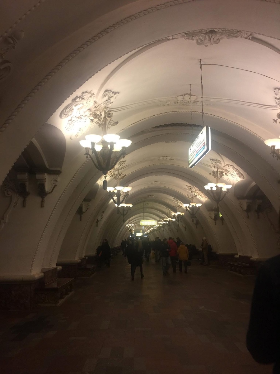 Подземный дворец. Люди спешат по делам, а вокруг — люстры, лепнина и арки, как в театре.