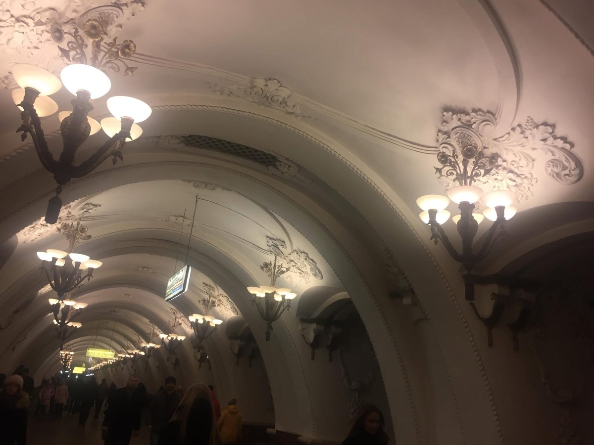 Никогда не думала, что обычная поездка в метро может выглядеть как поход в театр.