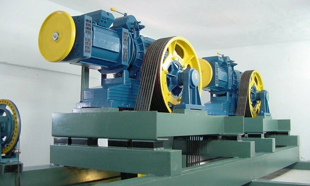 Старые лифт с машинным помещением