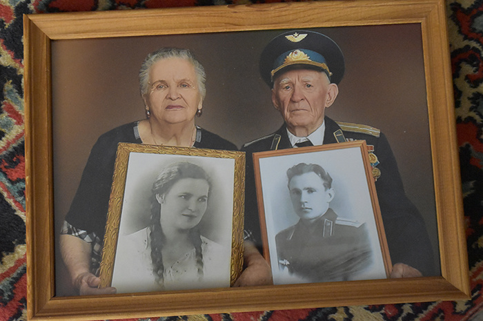 Такой портрет подарила родителям дочь, на снимке Мария и Николай Михеевы в наши дни держат фотографии, где они молодые.