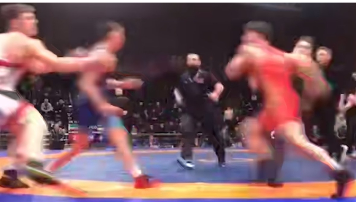 Массовая драка на первенстве СКФО по вольной борьбе в Грозном, январь 2026. 30 человек, несколько десятков секунд, миллионы просмотров. Источник: URA.RU / Николай Бастриков 