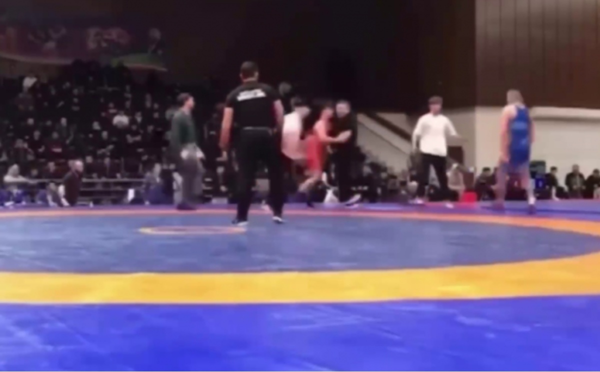 Кадры массовой драки на первенстве Северо-Кавказского федерального округа (СКФО) по вольной борьбе в Грозном, опубликованное каналом «В Курсе Событий» на платформе RUTUBE 12 января 2026 года. 