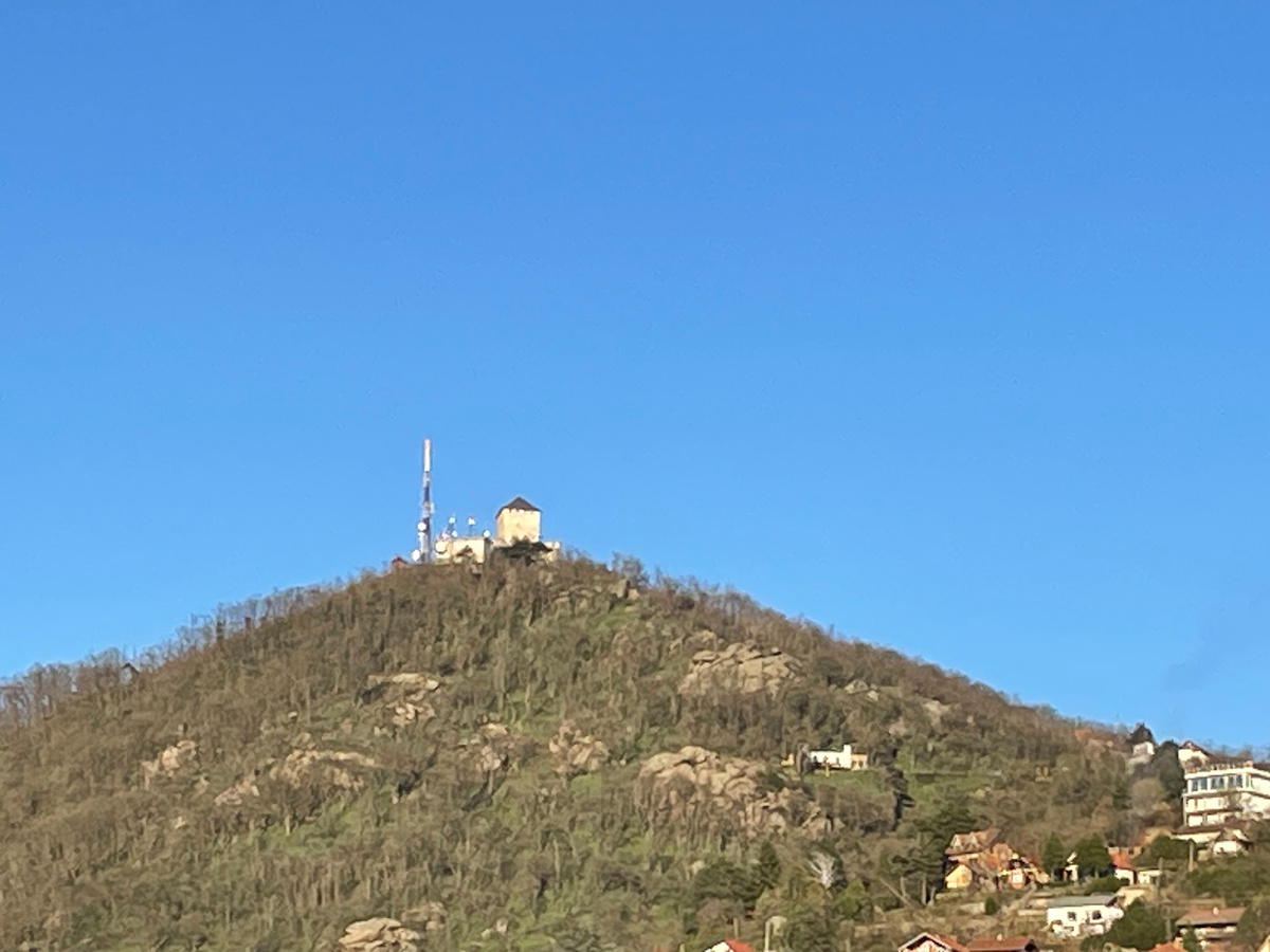 🏰 Вршацкая башня (Вршачка Кула, Vršačka Kula) - единственная сохранившаяся башня Вршачского замка средневековой крепости, 1439 год, расположена на высоте 399 метров ⛰️