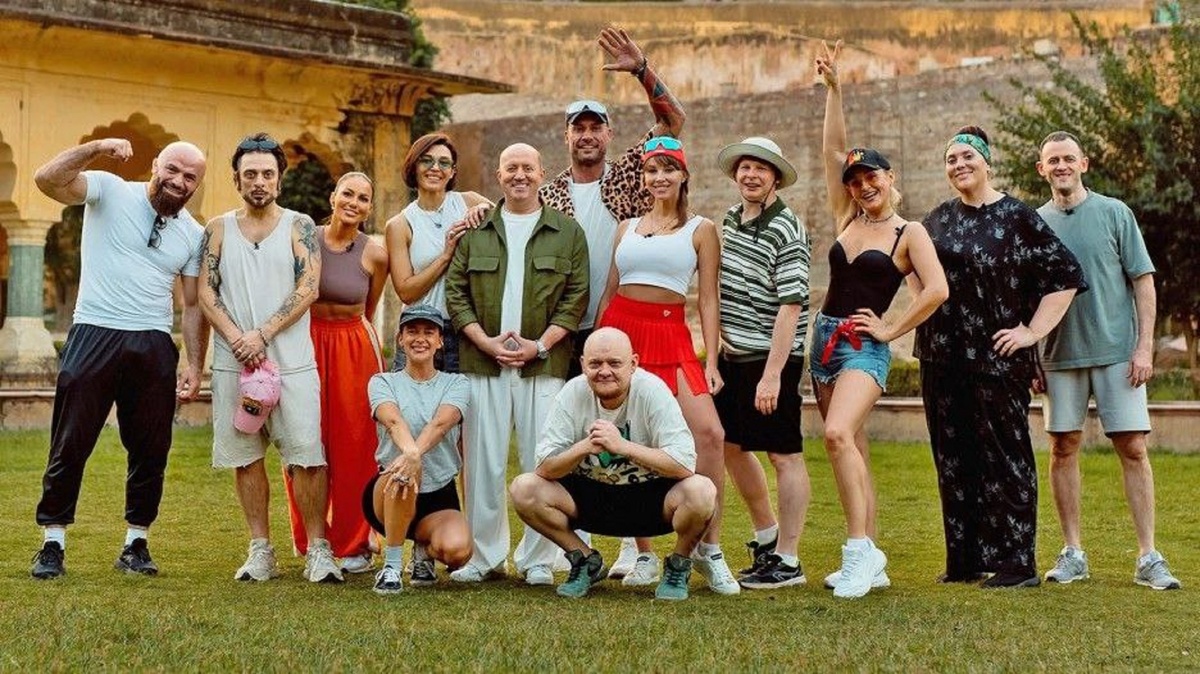    Василий Смольный с другими участниками шоу "Тайный миллионер". Фото: телеканал СТС