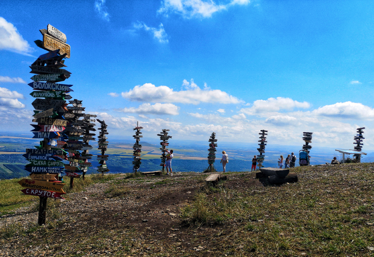 На вершине Машука понимаешь: границ не существует, есть только расстояния, которые мы сами выбираем. От Магадана до Калининграда — здесь можно найти путь в любую точку. Куда бы вы отправились прямо сейчас, если бы могли выбрать любое направление на этих указателях? 👇