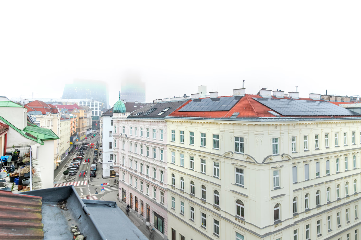 Солнечные панели на старом доме — обычное дело в Австрии