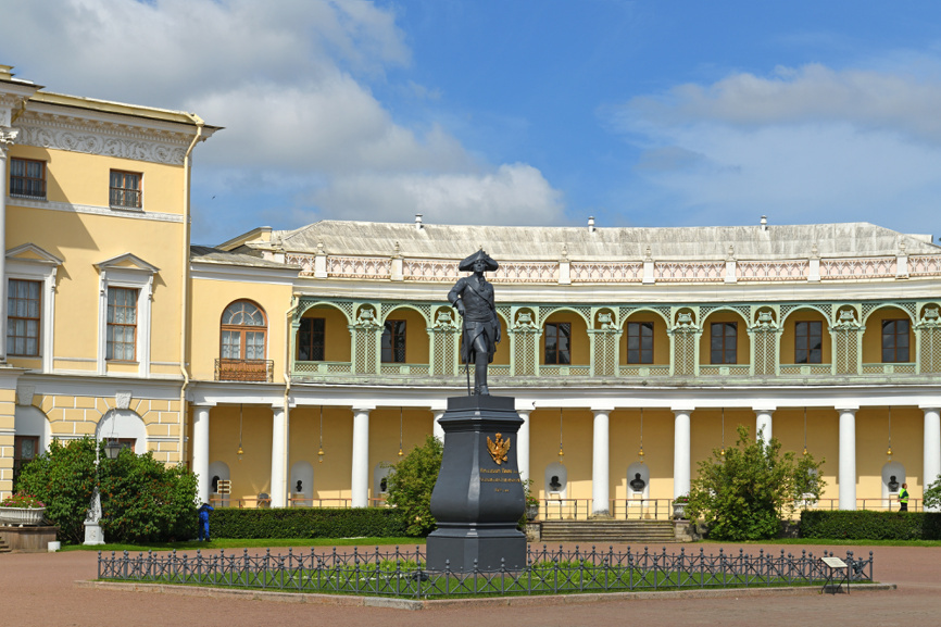 Памятнику Павлу I – Валерия Попова / Фотобанк Лори