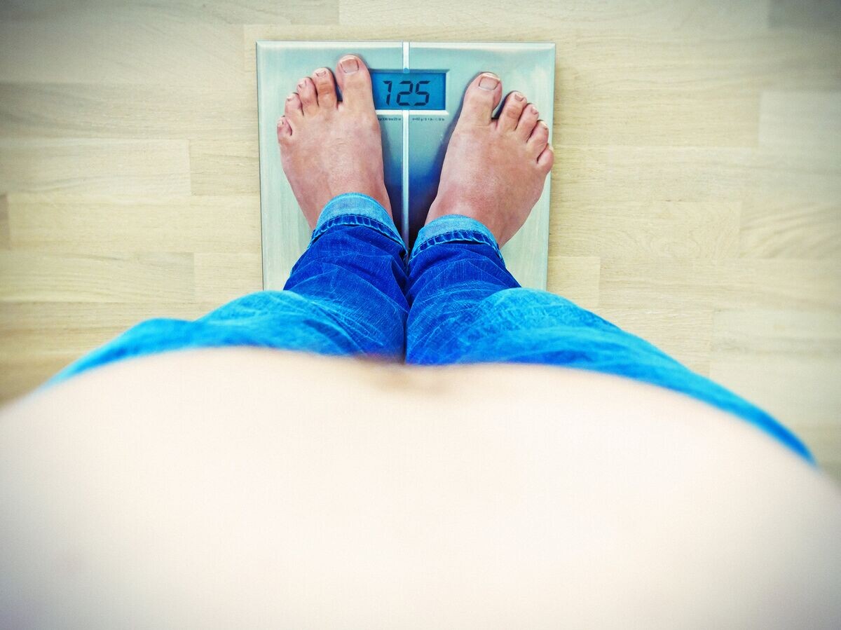    Человек на весах | © Fotolia / Jürgen Fälchle