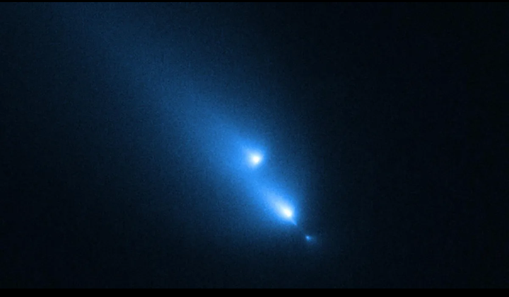 На этом снимке, сделанном с помощью прибора STIS (спектрографа космического телескопа) на борту «Хаббла», видно, как распадается комета C/2025 K1 (ATLAS). «Хаббл» впервые запечатлел комету на столь ранней стадии распада. «Хаббл» зафиксировал, как K1 распадается как минимум на четыре части, каждая из которых имеет собственную кому — размытую газопылевую оболочку, окружающую ледяное ядро кометы. «Хаббл» четко различил фрагменты, но с Земли они выглядели как едва различимые пятна. Фото: NASA, ESA, Д. Бодевитс (Обернский университет). Обработка изображения: Дж. Де Паскуале (STScI)