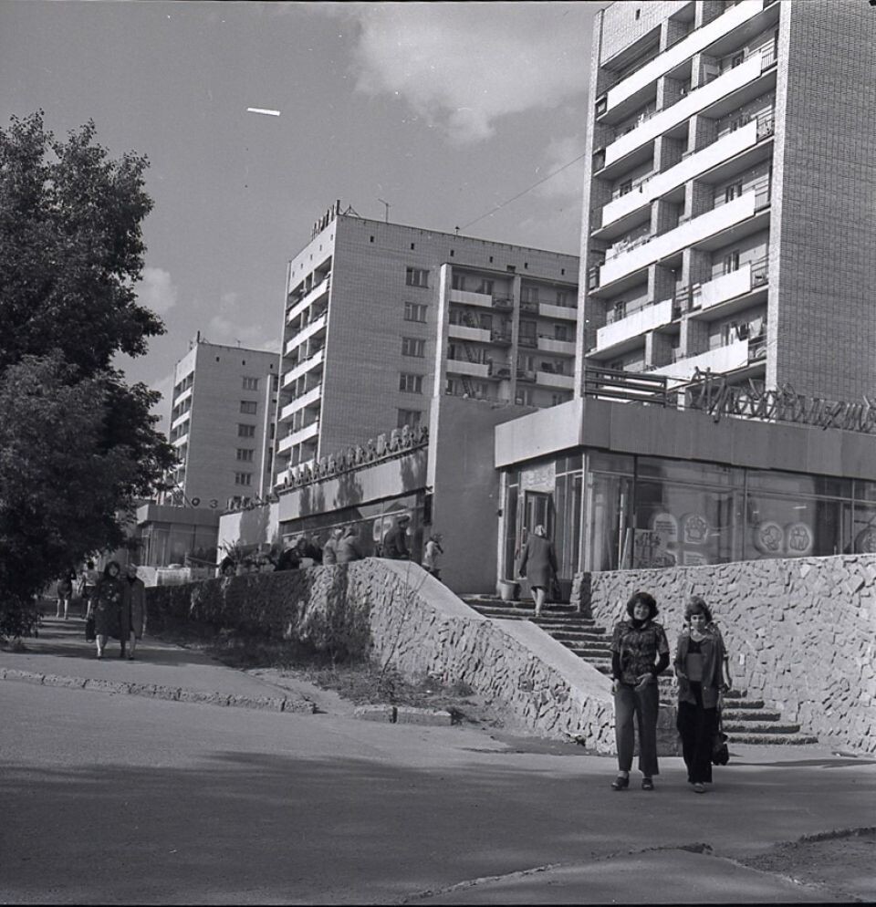    Комплекс жилых домов с магазинами на Комсомольском проспекте. 1980 г. . Источник: goskatalog.ru, архив АГКМ, Садчиков В.М.