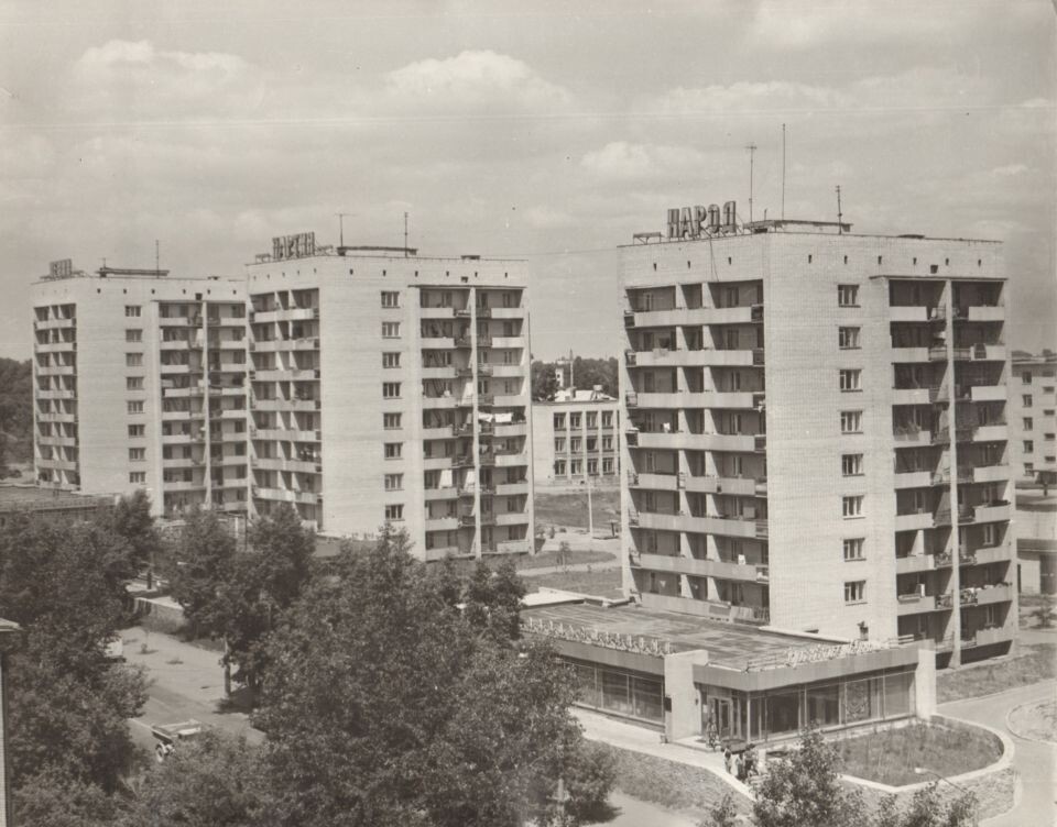    Строительство девятиэтажных жилых зданий на проспекте Комсомольском в г. Барнауле. 1982 г. . Источник: goskatalog.ru, архив АГКМ, Брязгин Б.П.