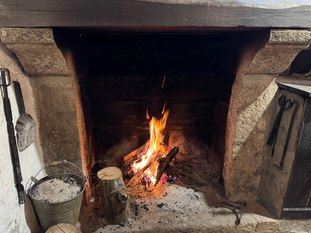 Если что, еще и камин есть, но он так, больше в межсезонье для уюта