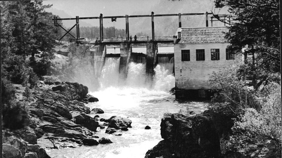    Гидроэлектростанция на реке Чемал. 1988 год . Источник: goskatalog.ru, архив АГКМ, Бийский краеведческий музей им. В.В. Бианки