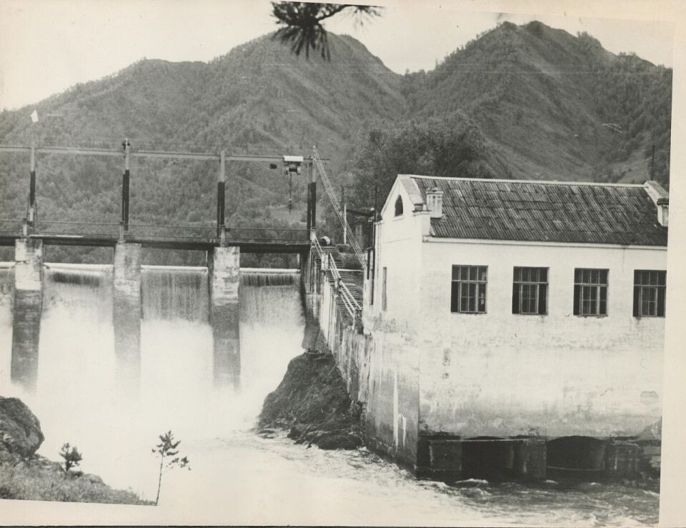    Гидроэлектростанция на реке Чемал. 1-я пол. 1970-х гг.. Источник: goskatalog.ru, архив АГКМ, Бийский краеведческий музей им. В.В. Бианки