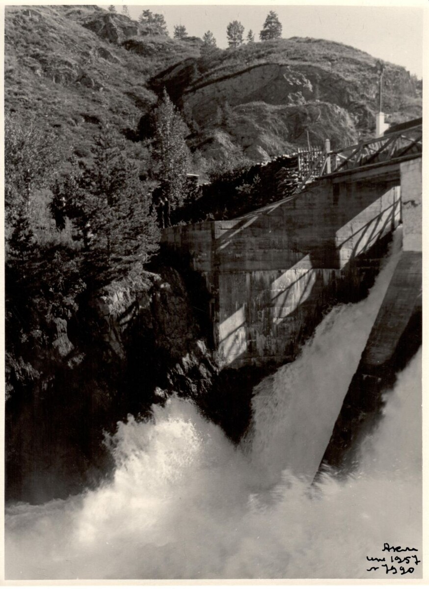    Гидроэлектростанция на реке Чемал. 1956 г.. Источник: goskatalog.ru, архив АГКМ, Калинин Н.Н.