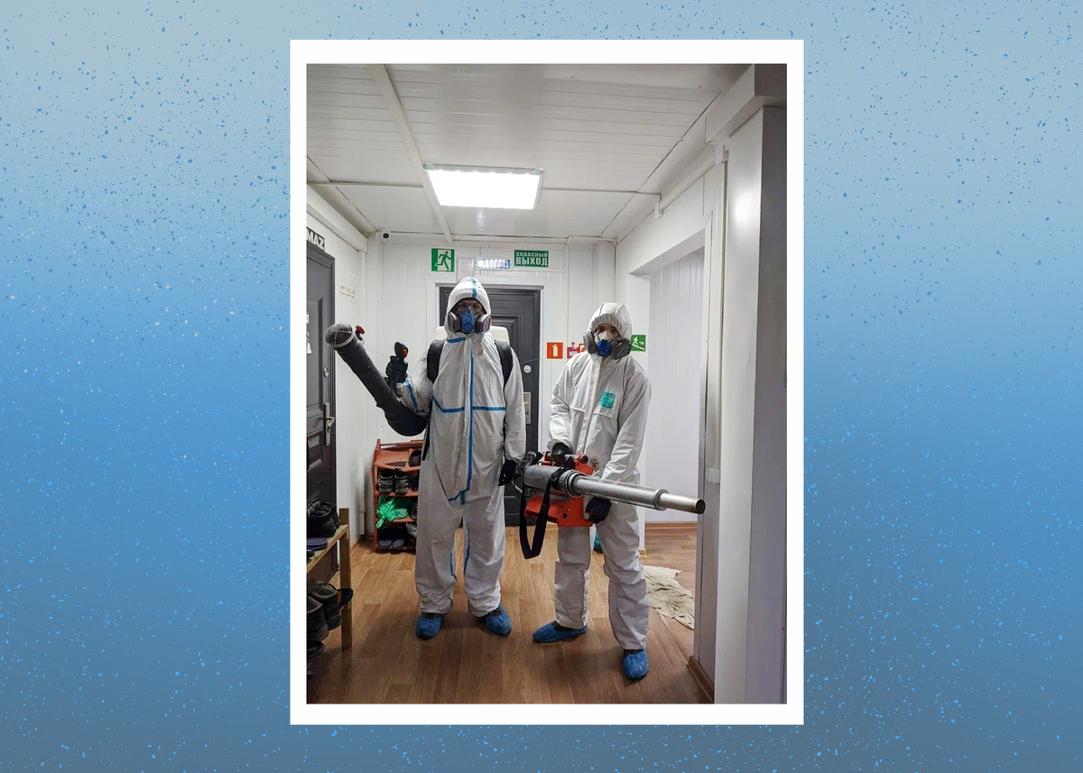 Чем вам не герои фильма Men in black («Люди в чёрном»)? Точнее – in white («в белом»).В своих спецкостюмах ребята из «Службы санитарных экспертов» выглядят весьма брутально.
