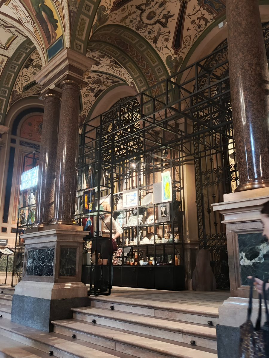 Магазин при музее.