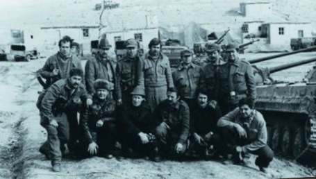 Юрий Иванович Дроздов (в первом ряду, в шляпе) с бойцами спецотряда в Афганистане 