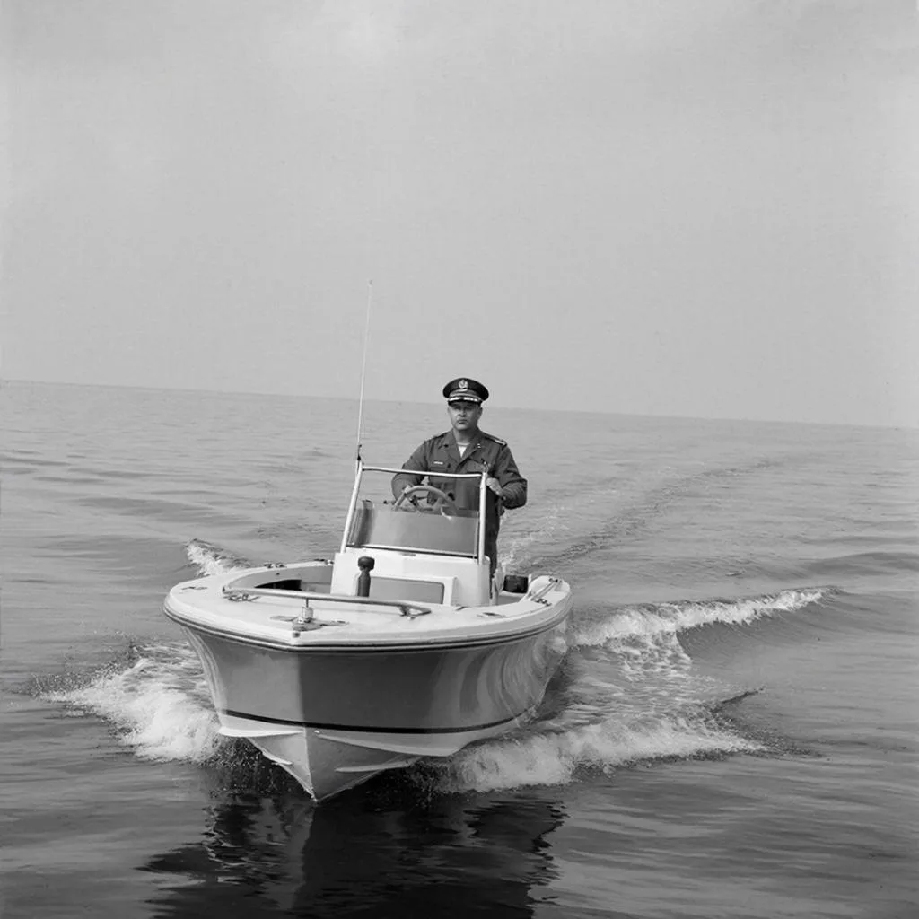 Управлять собой своей жизнью, как управляет капитан своим судном.