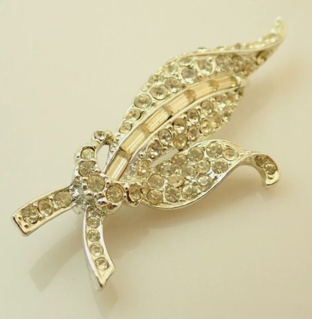 Брошь компании 1950х годов , родиевое покрытие , прозрачные кристаллы , багеты.