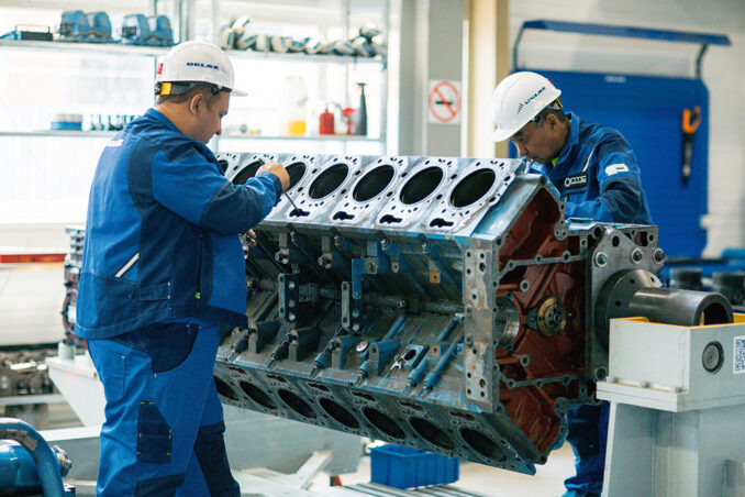 Процесс ремонта ДВС ГЗПД на манипуляторе-кантователе