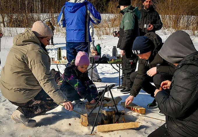 Дети и взрослые разводят костёр